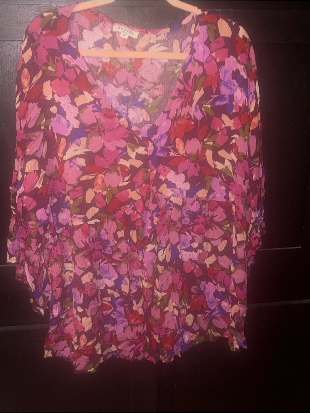 Andree by Unit 1x Women’s Floral v neck top. NWOT